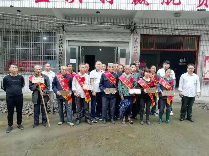 铁山乡西岩村为烈属,军属和退役军人等家庭悬挂光荣牌启动仪式